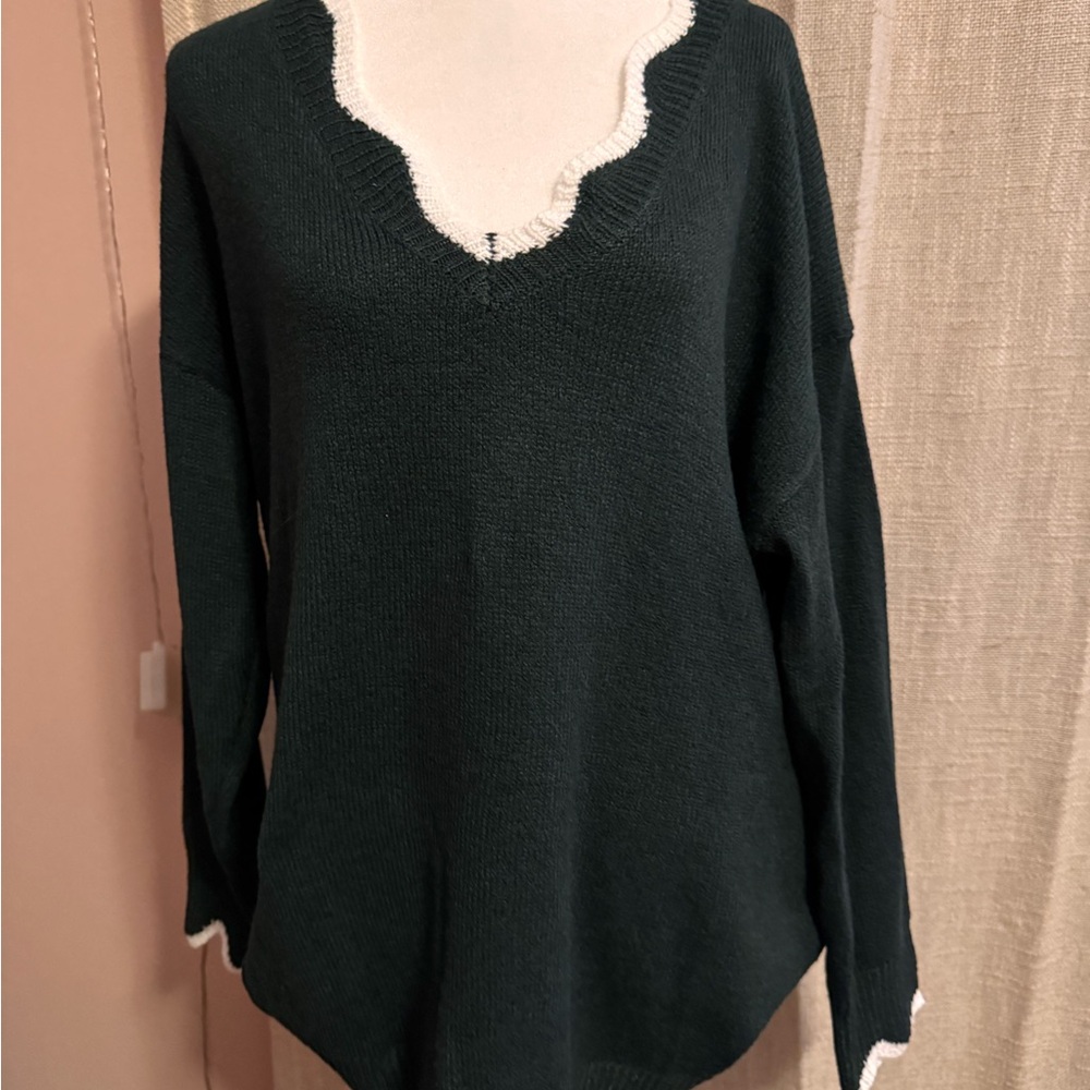 BloomChic Forest Green V-Neck Sweater with Ivory Accents